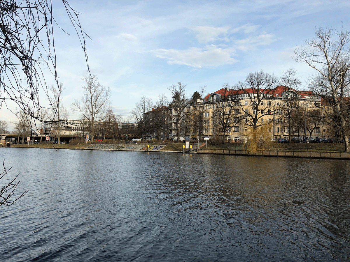 Foto Blich zur Praxis über Kanal
